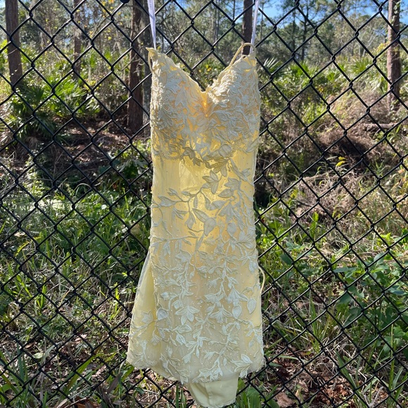 Sherri Hill Butter Yellow Fairy Dress  Rhinestone Floral Lace  Size 00 - Picture 3 of 11